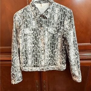 St. Vincent Snakeskin Print EUC
Jacket silver snaps close up & at 
wrists Sz M